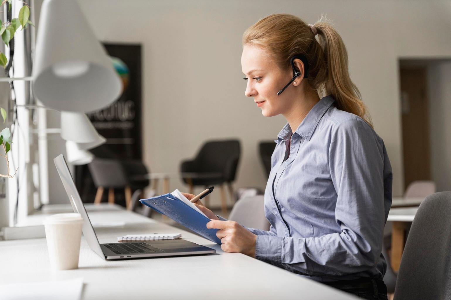 Espace de travail moderne avec documents financiers et outils d'analyse